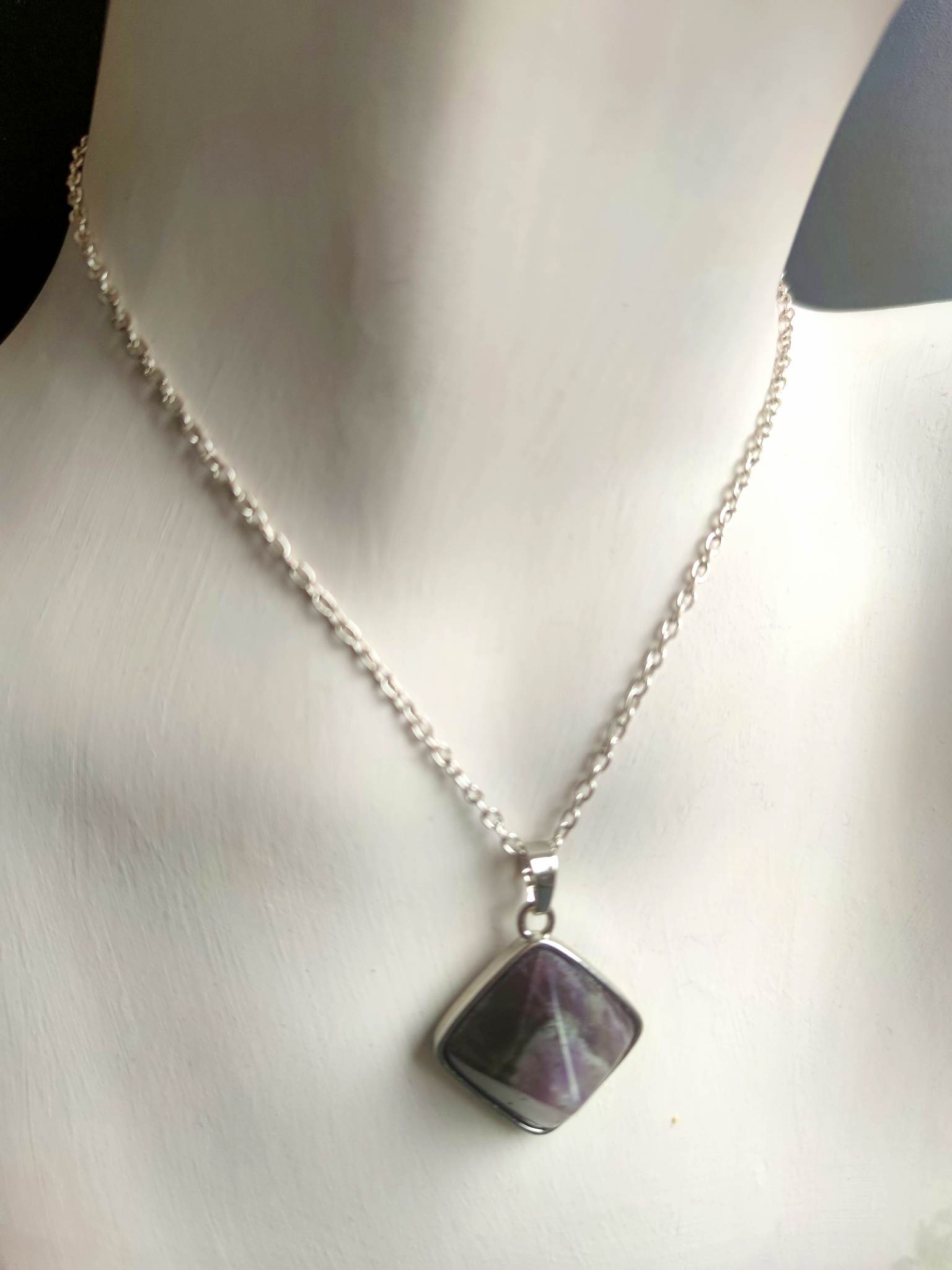 Talisman pour la chance et l'amour - collier pyramide avec améthyste