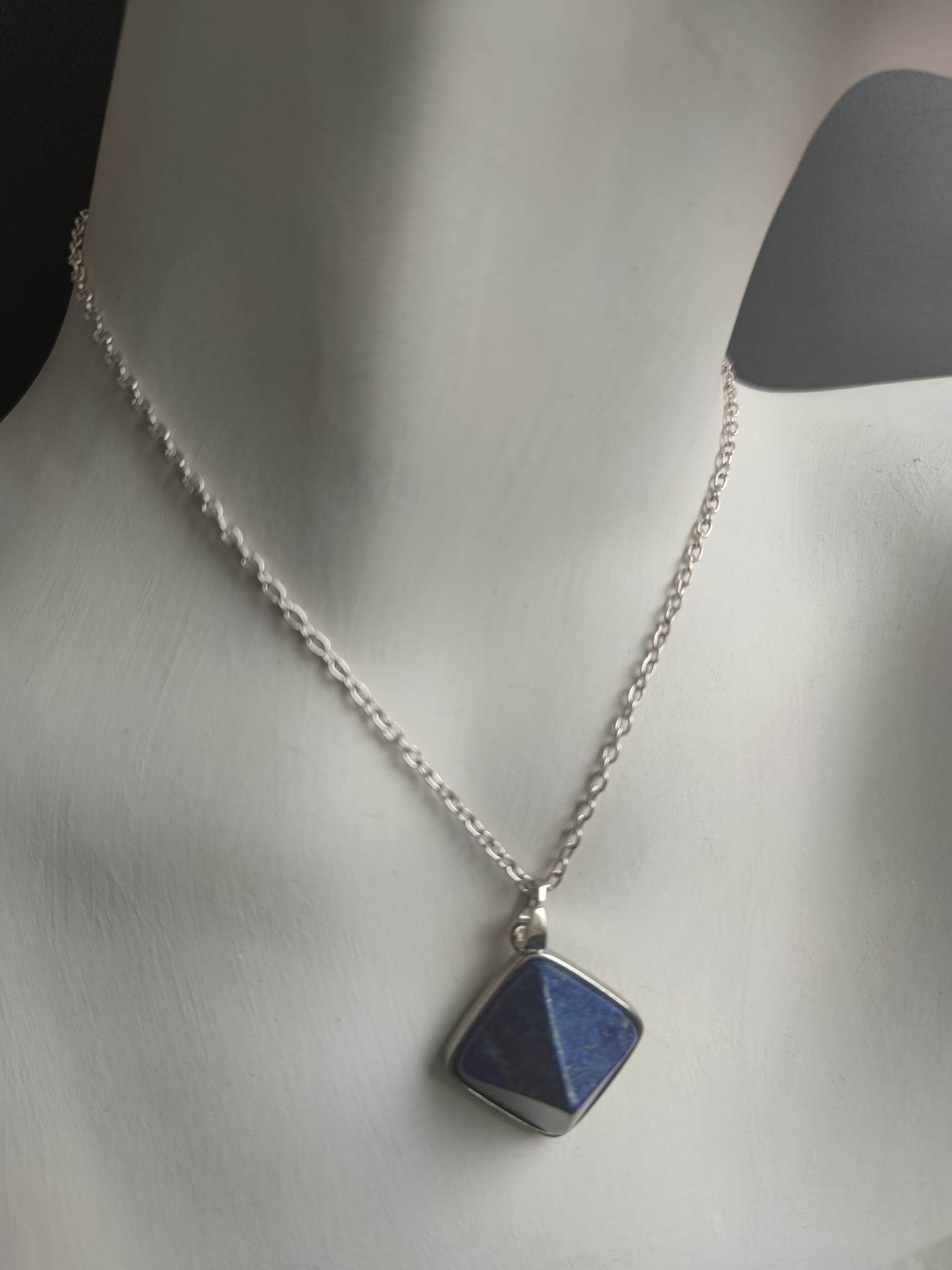 Talisman suojaa ja harmoniaa - pyramidi kaulakoru lapis lazulilla Talisman suojaa ja harmoniaa - pyramidi kaulakoru lapis lazulilla