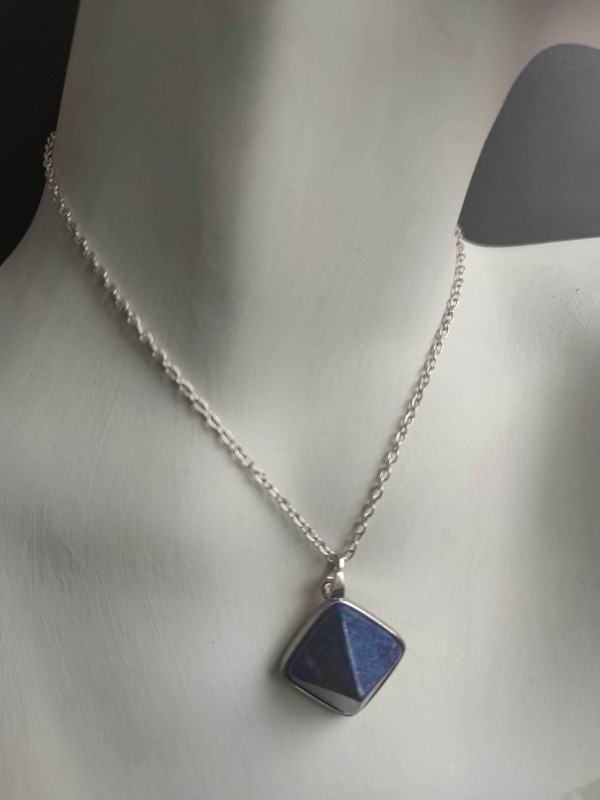 Talizmán a védelemért és a harmóniáért - piramis nyaklánc lapis lazulival