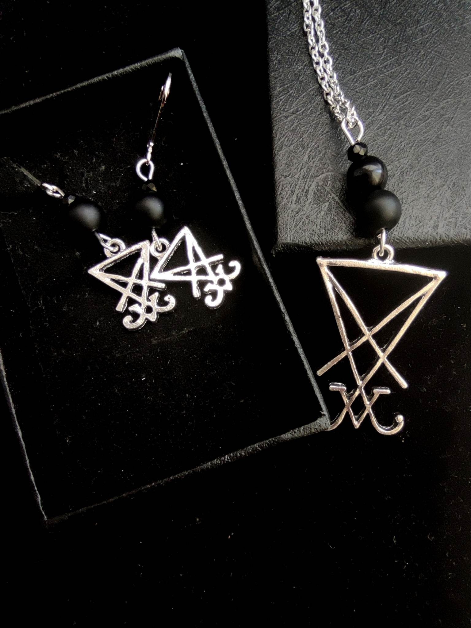 Conjunto de joyas de bruja negra: colgante y pendientes de sigilo de Lucifer con ónix