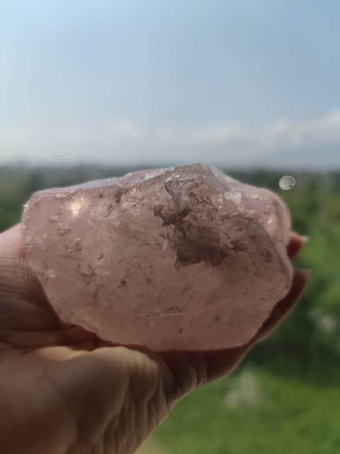 Piedra de cuarzo rosa natural grande para atraer el amor y la armonía.