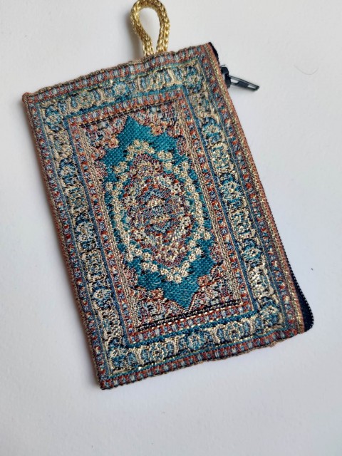 Kleine zauberhafte handgefertigte Reißverschlusstasche mit Motiven für Schutz und Glück - Luck and Protection